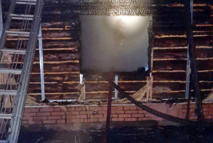 В Вязьме сотрудники МЧС предотвратили распространение огня на частный дом