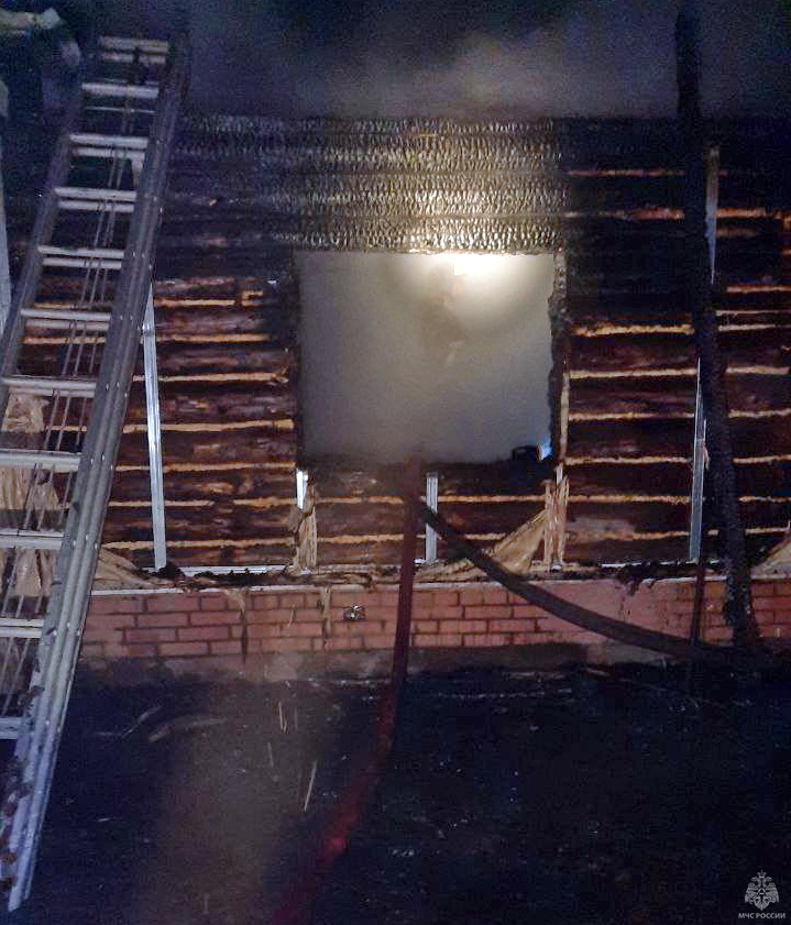 В Вязьме сотрудники МЧС предотвратили распространение огня на частный дом