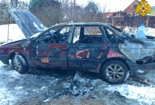 В Смоленском районе во время ремонта внезапно загорелся автомобиль