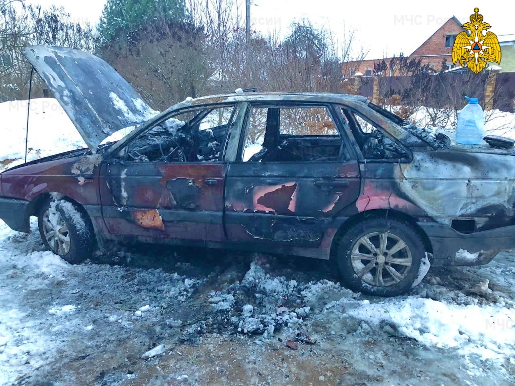 В Смоленском районе во время ремонта внезапно загорелся автомобиль