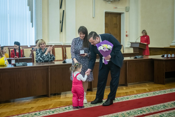 Смоленские многодетные матери получили награды из рук губернатора