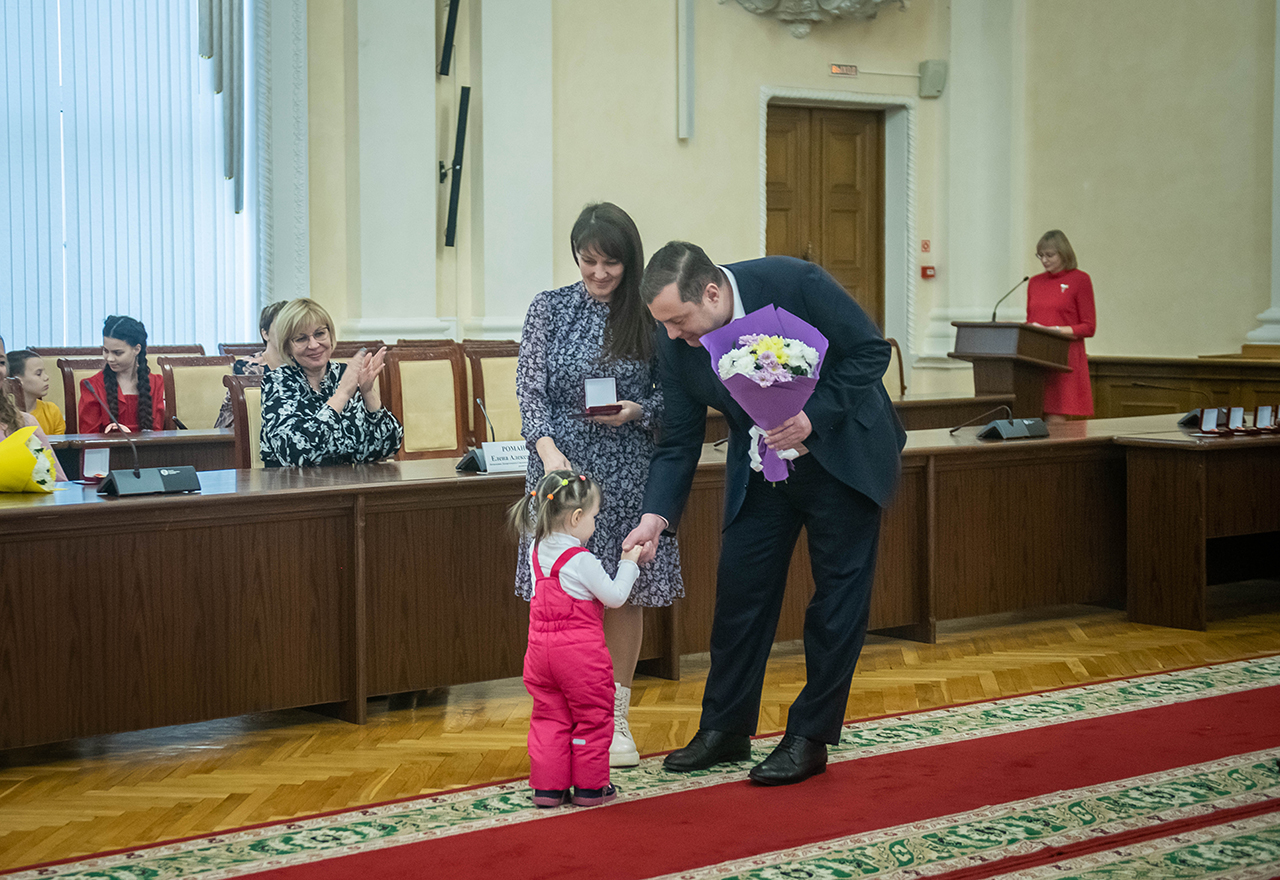 Смоленские многодетные матери получили награды из рук губернатора
