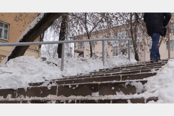 В Смоленске лестницы чистят от снега