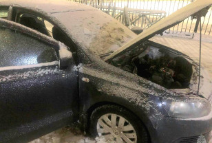 Двое неизвестных подозреваются в поджоге Volkswagen Polo в Смоленске