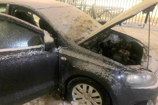 Двое неизвестных подозреваются в поджоге Volkswagen Polo в Смоленске