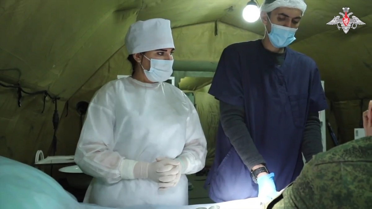 В Минобороны РФ показали кадры работы военных врачей, добровольцев-участников СВО
