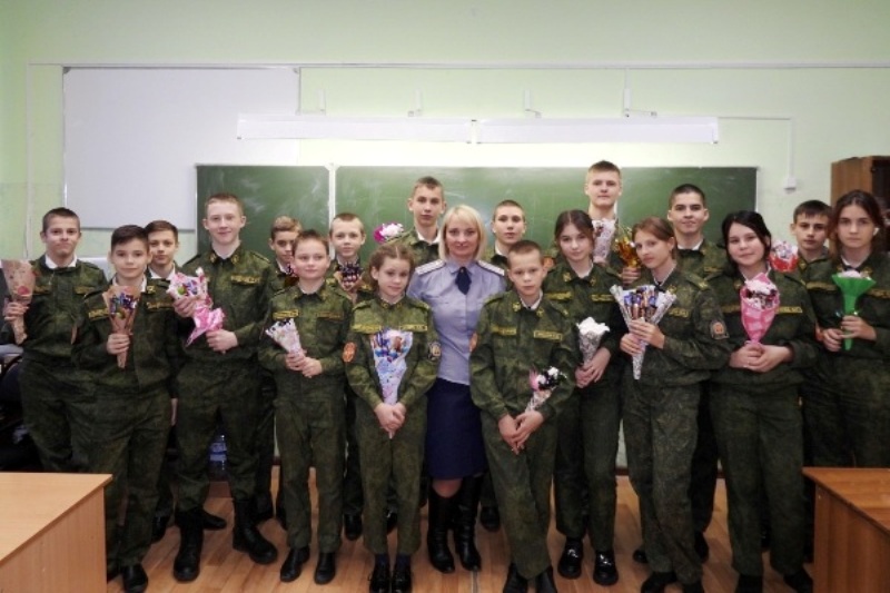 В Смоленске сотрудники УФСИН и кадеты подготовили оригинальные подарки для мам 