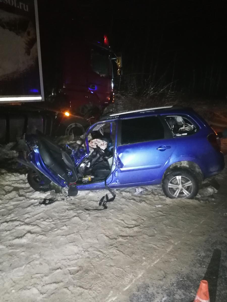 В Смоленской области после ДТП с большегрузом пострадал водитель легкового автомобиля
