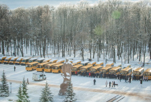 Алексей Островский вручил ключи от новых школьных автобусов для районов Смоленской области