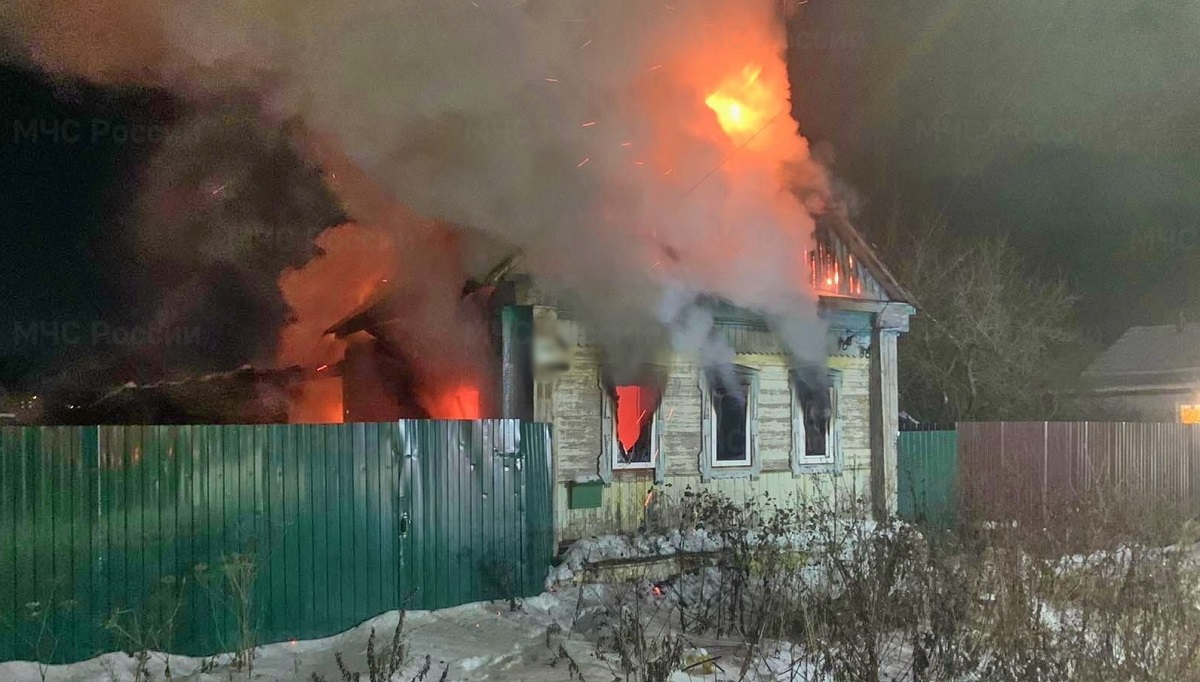 Электрический обогреватель стал причиной крупного пожара в Смоленской области