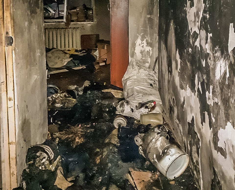 В Гагарине пожарные спасли хозяина загоревшейся квартиры