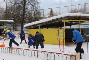 В Смоленске волонтеры «Единой России» расчистили от снега прогулочные площадки в детском саду