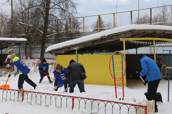 В Смоленске волонтеры «Единой России» расчистили от снега прогулочные площадки в детском саду