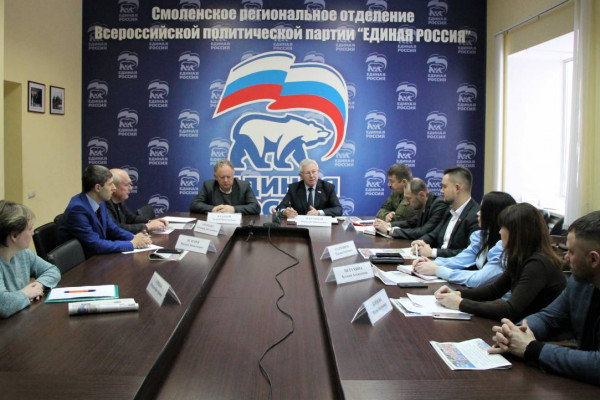 Сторонники «Единой России» обсудили начальную военную подготовку в смоленских школах 