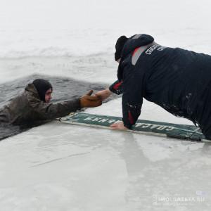 В Смоленске прошли учения по спасению провалившегося под лед человека