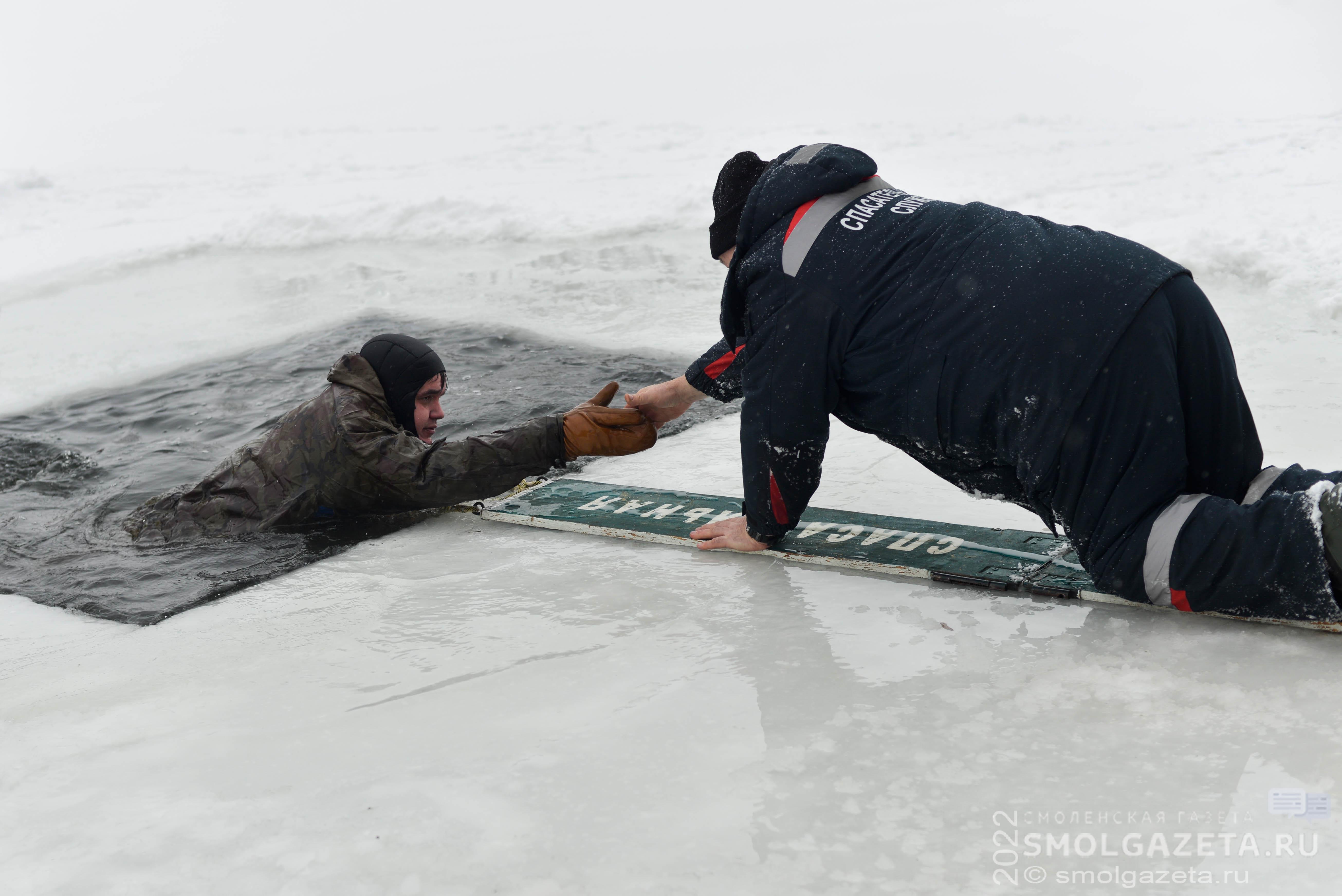 Спасение человека провалившегося под лед. Человек провалился под лед. Лед.