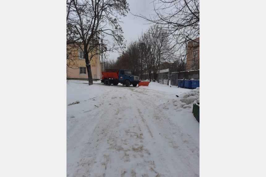 В Смоленске коммунальные службы расчищают снег в усиленном режиме