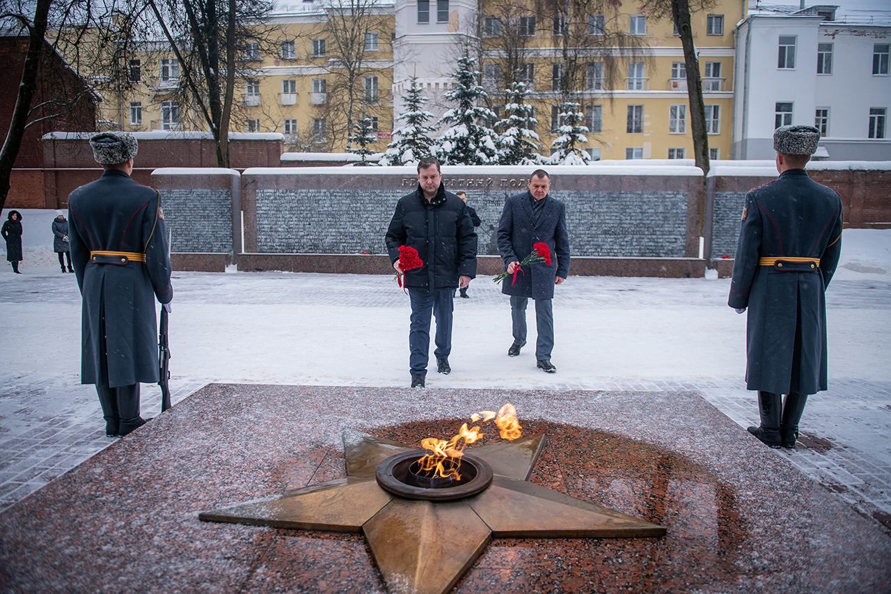 Губернатор Смоленской области возложил цветы к Вечному огню в День Героев Отечества