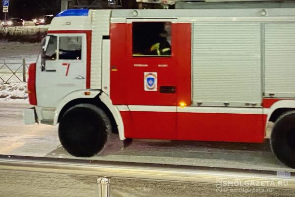В Смоленске горожане помогли автовладельцу спасти загоревшийся ВАЗ 2111