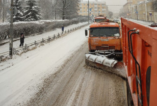 В Смоленске ведут устранение последствий снегопада