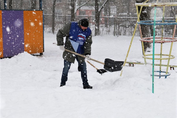 В Смоленске активисты «Единой России» расчистили от снега детские площадки в прогимназии «Полянка»