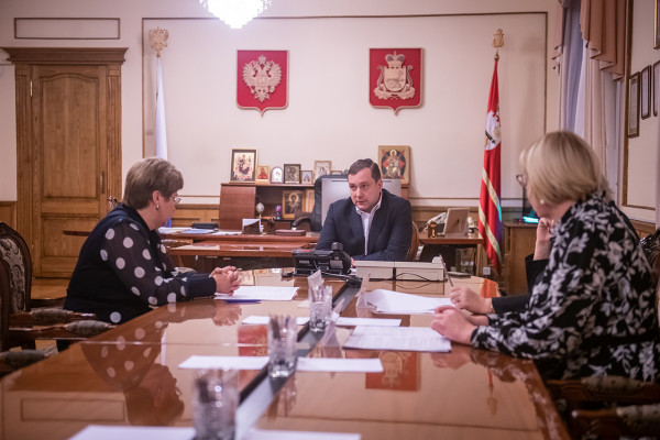 Алексей Островский провел совещание по вопросу введения с 2023 года универсального пособия