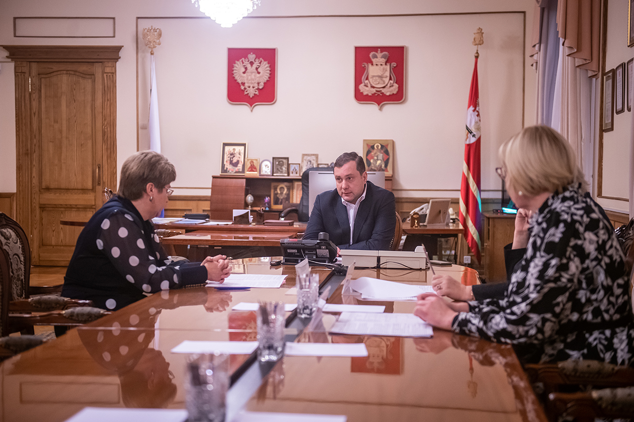 Алексей Островский провел совещание по вопросу введения с 2023 года универсального пособия
