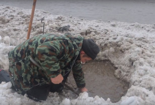 В Смоленске сотрудники предприятия «СпецАвто» активно чистят ливневую канализацию