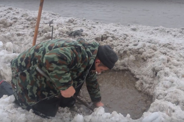 В Смоленске сотрудники предприятия «СпецАвто» активно чистят ливневую канализацию