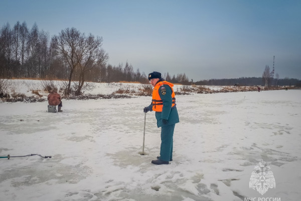 МЧС информирует смолян о толщине льда на водоемах региона
