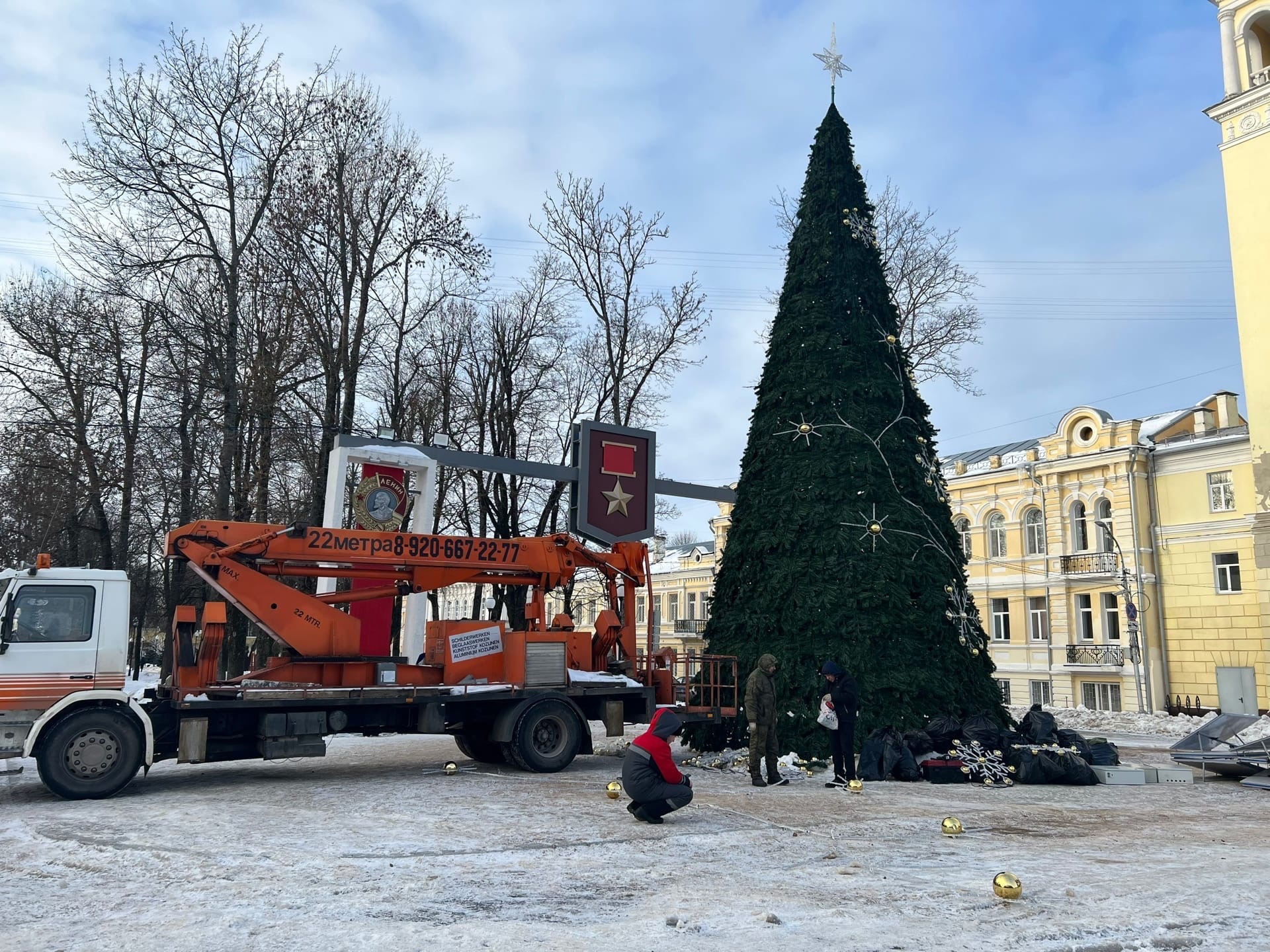 В Смоленске украшают главную новогоднюю городскую елку