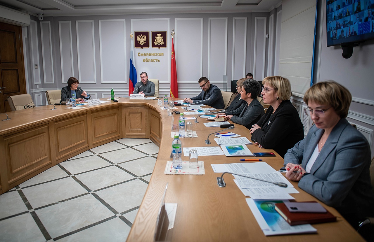 Губернатор Смоленской области обсудил с главами районов помощь семьям мобилизованных