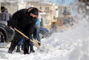 В Смоленске продолжается череда субботников по очистке снега