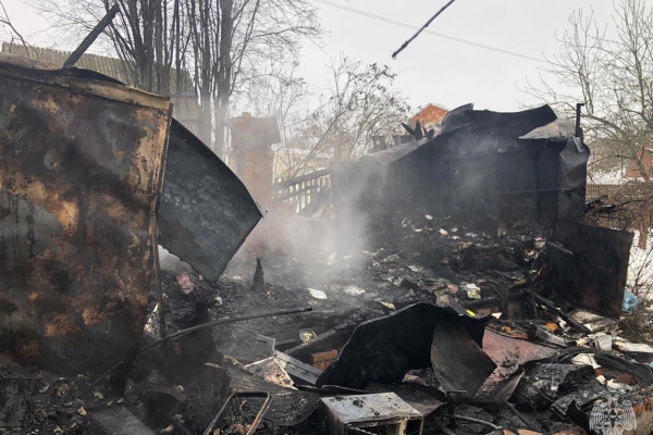 В Смоленском районе мужчина чудом спасся из горящего вагончика