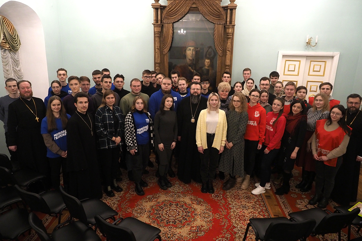 В Смоленске митрополит Исидор встретился с волонтерами и участниками молодежных проектов