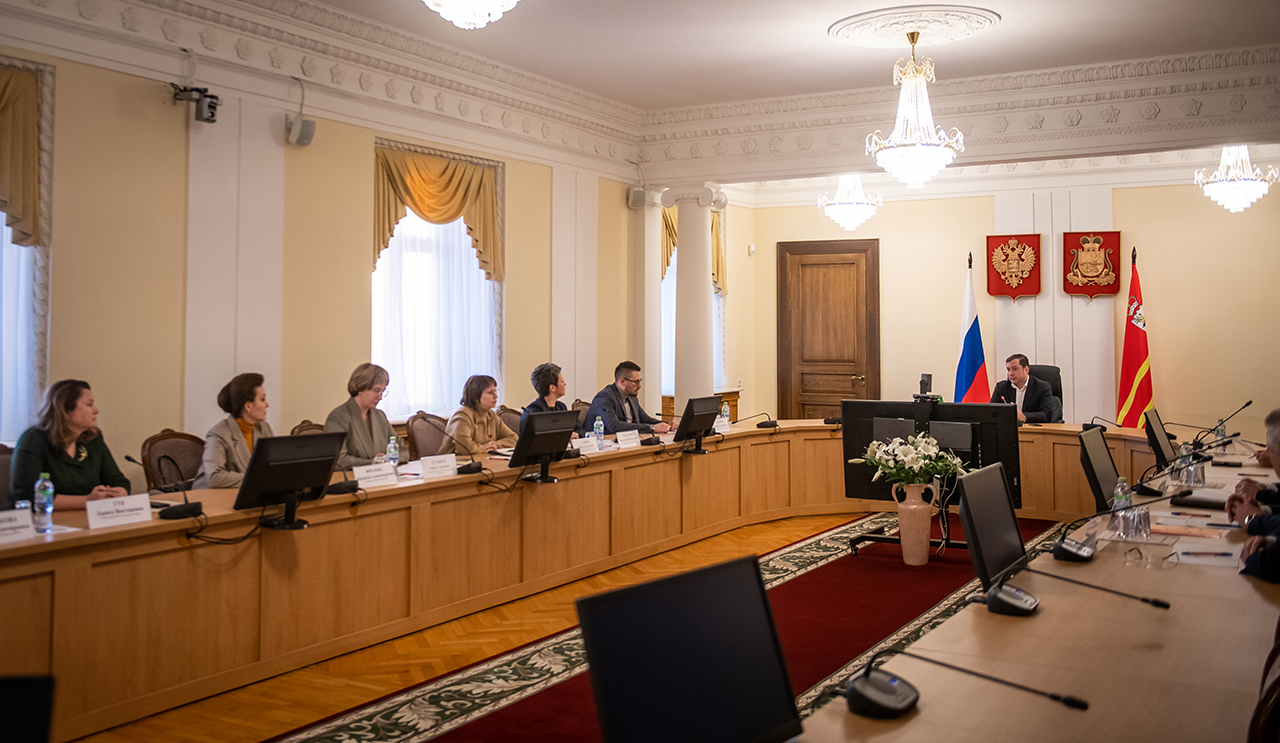 Алексей Островский провел совещание по вопросу предоставления служебных квартир смоленским медикам