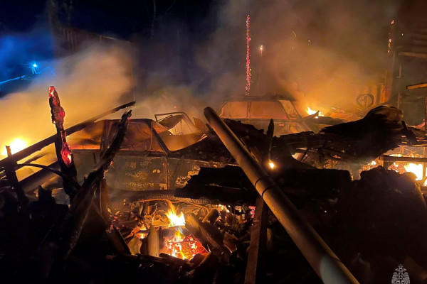 Три отечественные легковушки сгорели утром в Смоленской области
