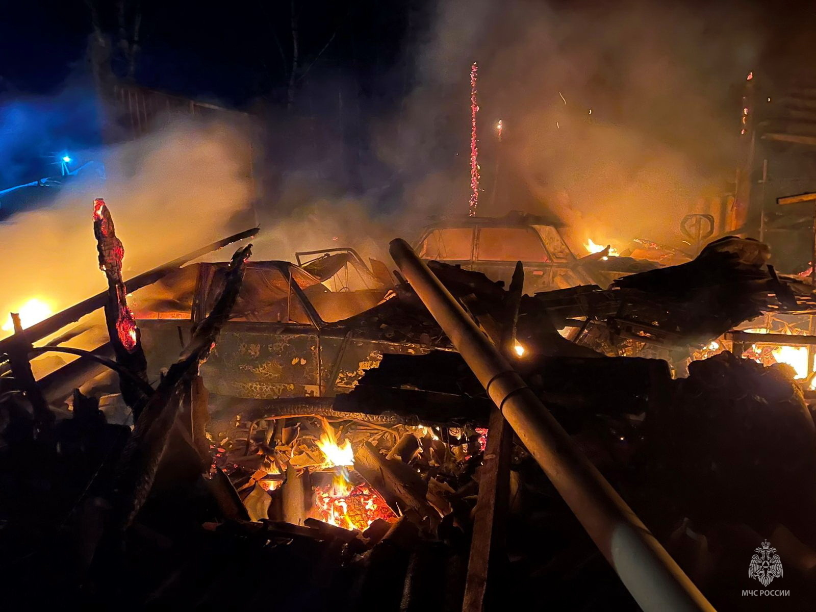 Три отечественные легковушки сгорели утром в Смоленской области
