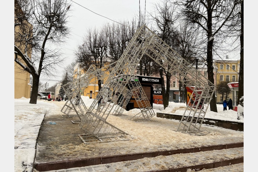 Установлена светящаяся тройная арка на улице Октябрьской революции в Смоленске