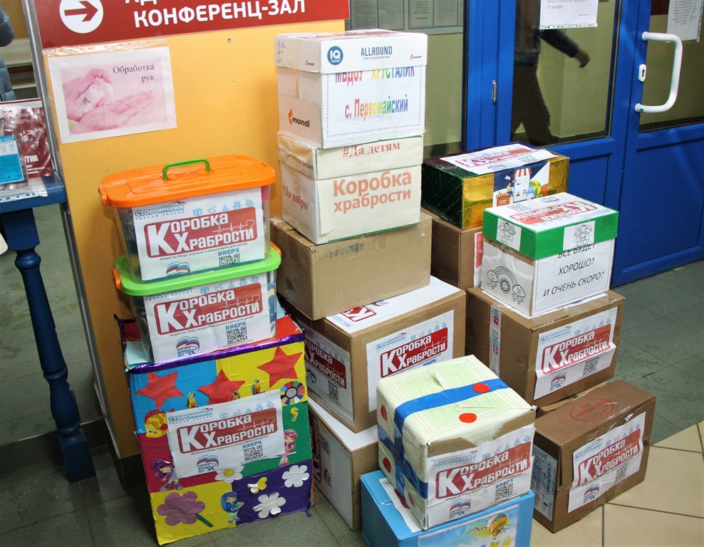 В Смоленске сторонники «Единой России» передали полторы тысячи игрушек пациентам областной детской больницы