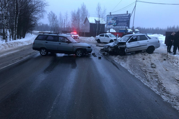 В Смоленской области в столкновении двух «ВАЗов» пострадали двое