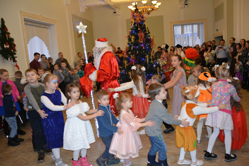 В Смоленске Дед Мороз поздравил детей сотрудников ОВД