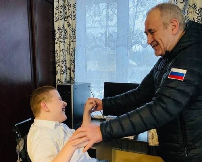 Депутат Госдумы Сергей Неверов дарит подарки детям из Смоленской области