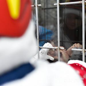 «Десант» спасателей-Дедов Морозов поздравил маленьких пациентов больницы в Смоленске