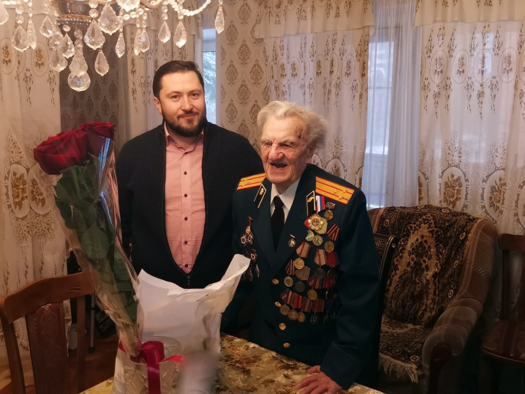 Фронтовиков из города-героя Смоленска поздравляют с наступающим Новым годом