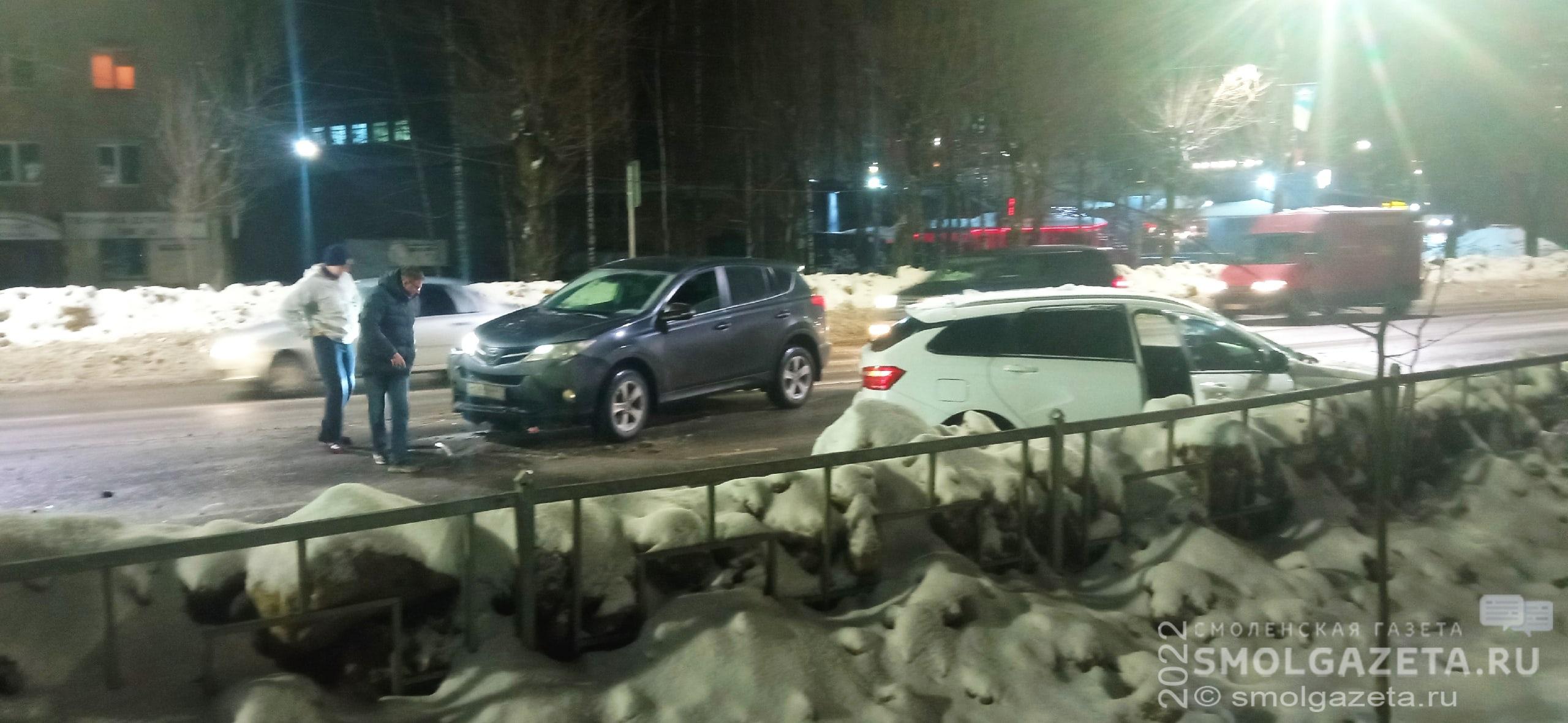 В Смоленске авария на улице Николаева спровоцировала затор