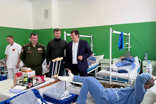 В смоленском военном госпитале единороссы с новогодними подарками навестили участников СВО