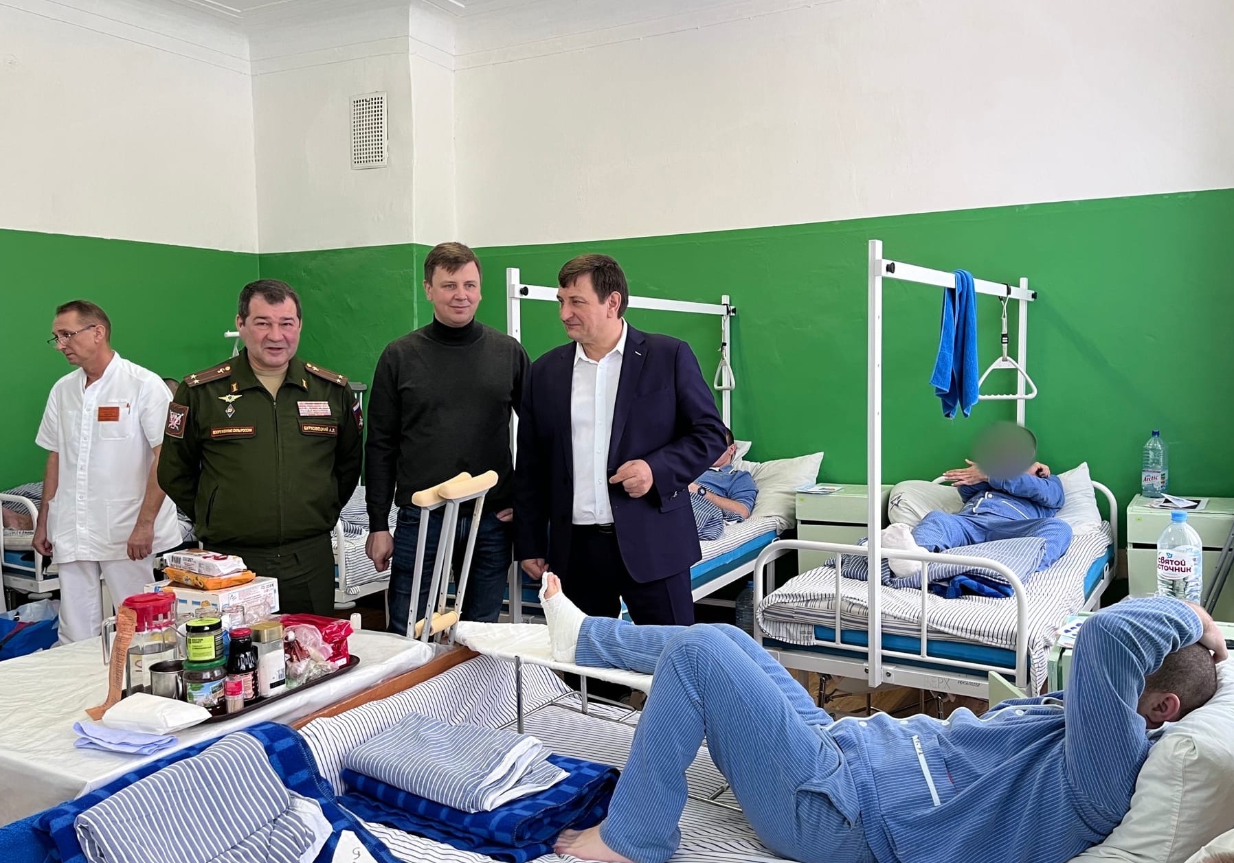 В смоленском военном госпитале единороссы с новогодними подарками навестили участников СВО