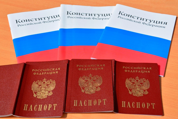 В Смоленске полицейские вручили российские паспорта переселенцам из ЛНР и ДНР