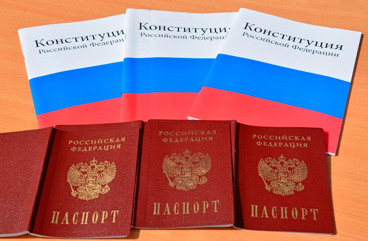 В Смоленске полицейские вручили российские паспорта переселенцам из ЛНР и ДНР